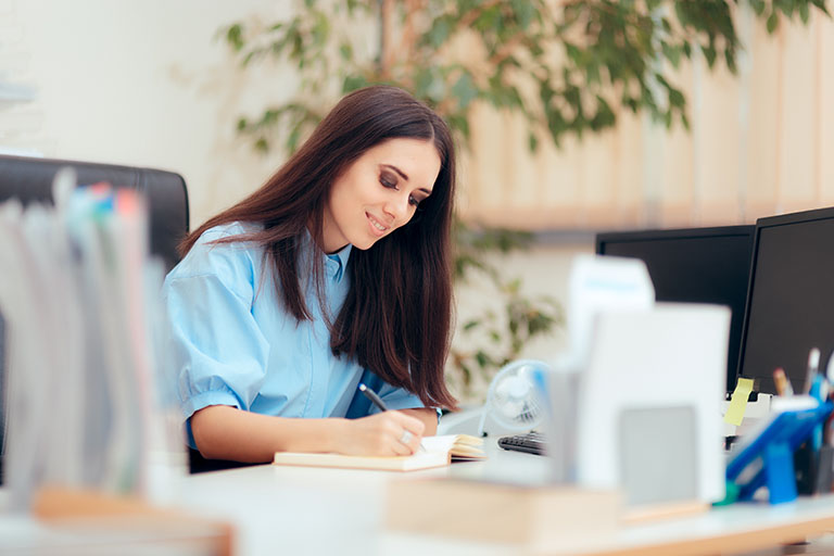 Student sitting in library. 